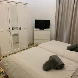 Appartement 2 Bedroom In The Centre Of, La Valette